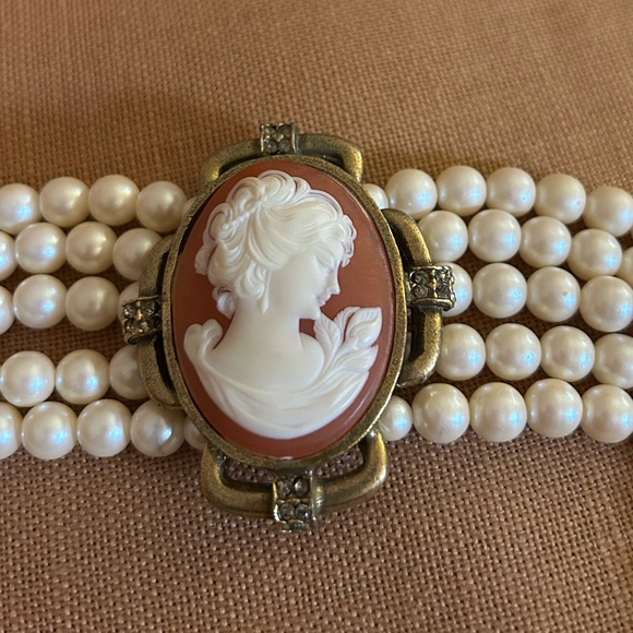 SOLD Cameo Pearl 5 strand Pearl necklace 18” snap clasp - Picture 2 of 6